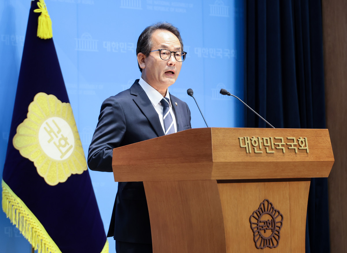 ▲강준현 더불어민주당 수석대변인이 17일 국회 소통관에서 긴급 기자회견을 열고 "정청래 암살단 모집 등 실체를 알 수 없는 SNS 단체방에서 집단적인 테러 모의가 이뤄지고 있다는 제보가 잇따라 접수되고 있다"며 "경찰에 신속한 수사 의뢰와 함께 철저한 신변 보호 요청했음을 알린다"고 밝히고 있다. 사진=연합뉴스