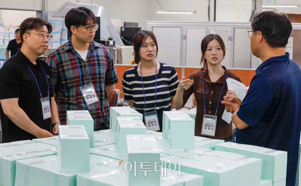 ▲제9회 전국동시지방선거를 한 달여 앞둔 17일 경기 파주시의 한 인쇄공장에서 투표용지가 제작되는 가운데 공정선거 참관단이 관계자의 설명을 듣고 있다. 고이란 기자 photoeran@