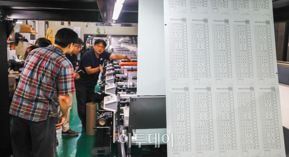 ▲제9회 전국동시지방선거를 앞두고 17일 경기 파주의 한 인쇄업체에서 관계자가 비례대표 서울시의회 의원선거 투표용지 인쇄작업을 하고 있다. 고이란 기자 photoeran@
