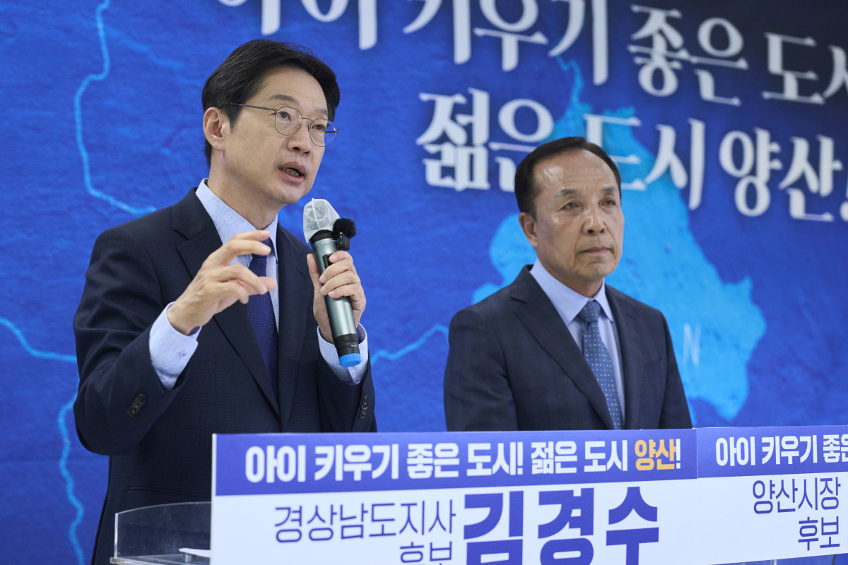 ▲김경수 더불어민주당 경남지사 후보가 17일 조문관 더불어민주당 양산시장 후보와 함께 양산 선거사무소에서 합동 기자회견을 열고 ‘양산 대전환’ 3대 프로젝트를 발표하고 있다. (사진=김경수 후보 캠프)