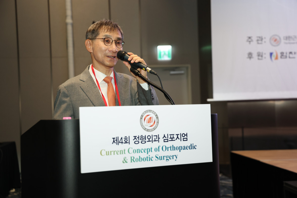 ▲이수찬 힘찬병원 대표원장이 17일 서울 강서구 마곡 코엑스에서 열린 제4회 정형외과 심포지엄(Orthopaedic Symposium)에서 인사하고 있다. (사진제공=힘찬병원)