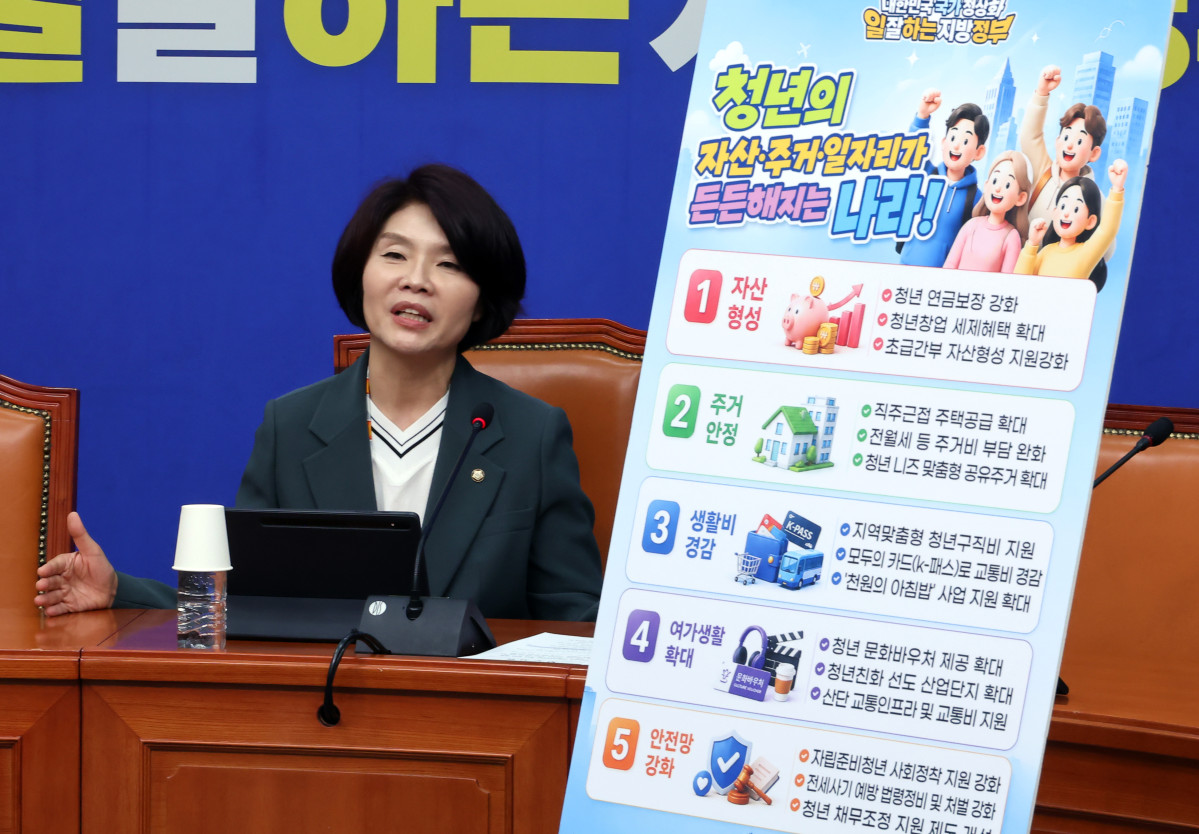 ▲더불어민주당 한정애 정책위의장이 17일 국회에서 6.3지방선거 청년 공약 발표를 하고 있다. 사진=연합뉴스