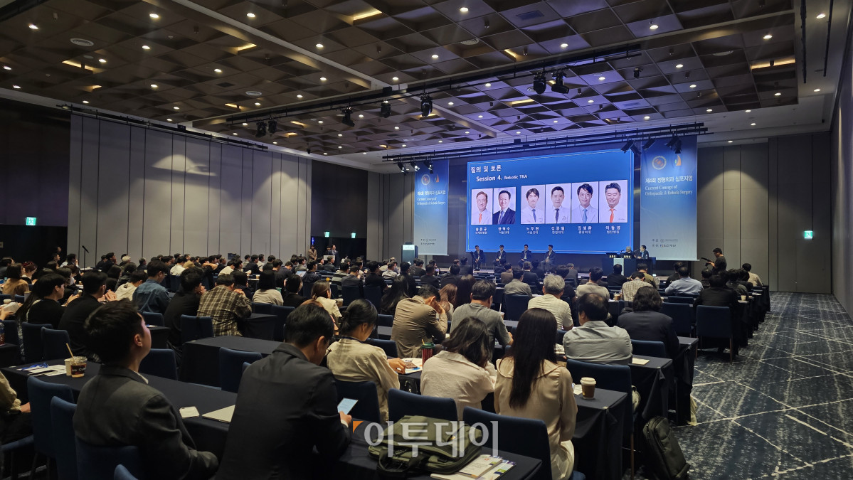 ▲힘찬병원과 대한근감소증학회가 17일 서울 강서구 마곡 코엑스에서 제4회 정형외과 심포지엄(Orthopaedic Symposium)을 개최한 가운데 행사에 참석한 의료진들이 토론하고 있다. (한성주 기자 hsj@)