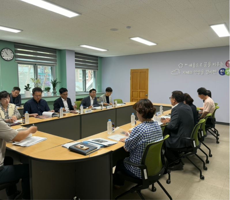 ▲윤수봉 전북특별자치도의회 교육위원회 의원이 지난 15일 완주 한별고등학교를 방문해 학교 관계자, 교육청 관계자들과 노후 시설 개선 방안을 논의하고 있다. (사진제공=전북특별자치도의회)