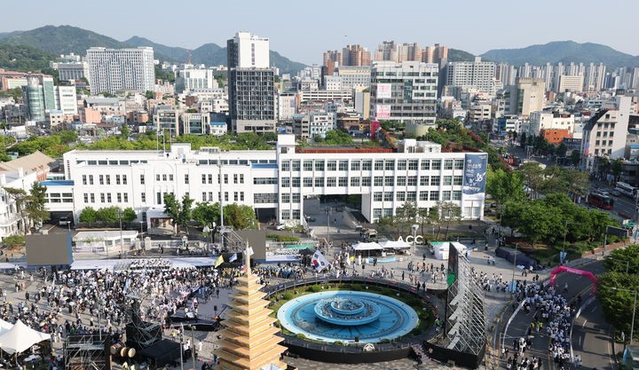 ▲5·18민주화운동 46주기를 이틀 앞두고 광주 동구 5·18민주광장에서 5·18민중항쟁기념행사위원회의 민주의밤 사전행사가 열리고 있다. (사진제공=뉴시스)