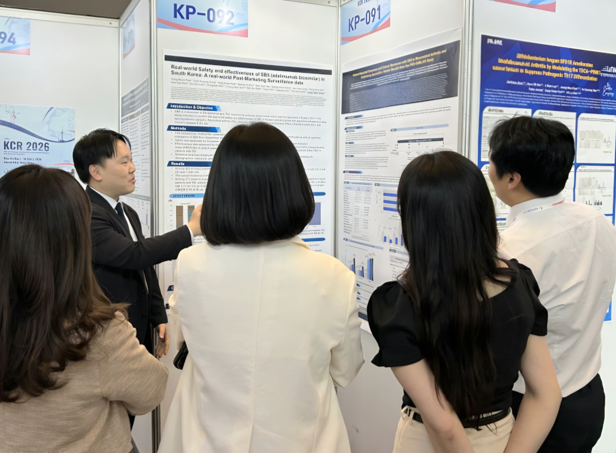 ▲삼성바이오에피스 관계자가 대한류마티스 국제학술대회에서 자가면역질환 치료제의 환자 처방 연구 결과를 발표하고 있다. (사진제공=삼성바이오에피스)