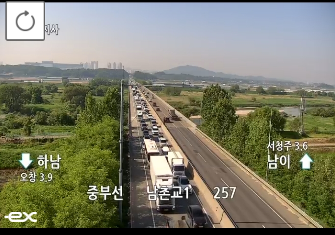 ▲[속보] 중부고속도로 오창 부근서 대형화물차 사고 발생 (출처=로드플러스 캡처)