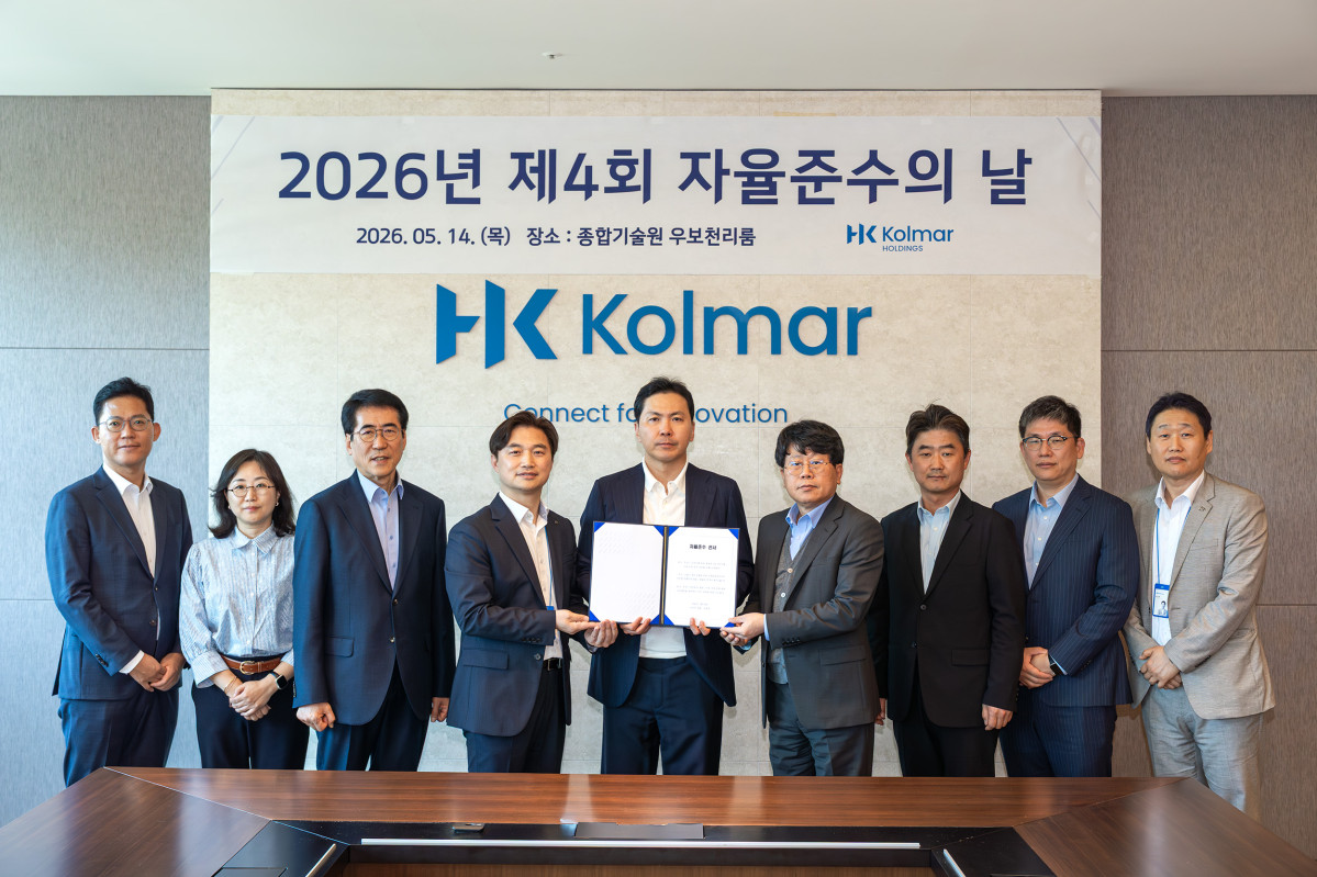 ▲윤상현 콜마홀딩스 부회장(오른쪽 다섯번째)과 임직원들이 한국콜마 종합기술원 우보천리룸에서 ‘제4회 자율준수의 날’ 행사를 개최하고 기념사진을 촬영하고 있다. (사진제공=콜마그룹)