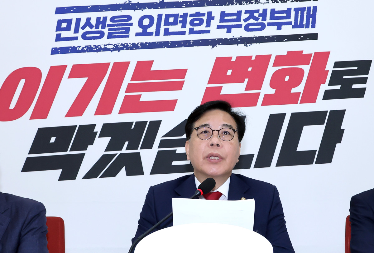 ▲국민의힘 송언석 원내대표 겸 공동선대위원장이 18일 국회에서 6.3 지방선거 현안 관련 기자간담회를 열고 있다. (연합뉴스)