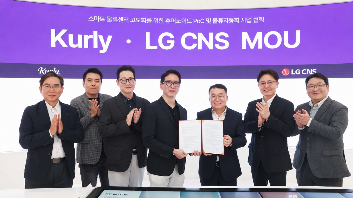 ▲LG CNS 통신유통서비스사업부장 박상균 전무(오른쪽 두번째)와 스마트물류&시티사업부장 이준호 전무(오른쪽 세번째)가 컬리 COO 허태영 부사장 등 경영진과 기념촬영을 하고 있는 모습. (사진제공=LG CNS)