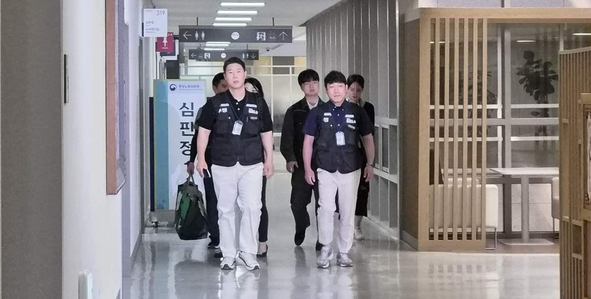 ▲최승호 초기업노동조합 삼성전자지부(이하 초기업노조) 위원장을 비롯한 삼성전자 노측 교섭위원들이 18일 오전 10시부터 정부세종청사 중앙노동위원회에서 열린 사후조정 회의에 참석하고 있다. (김지영 인구정책전문기자 @jye)