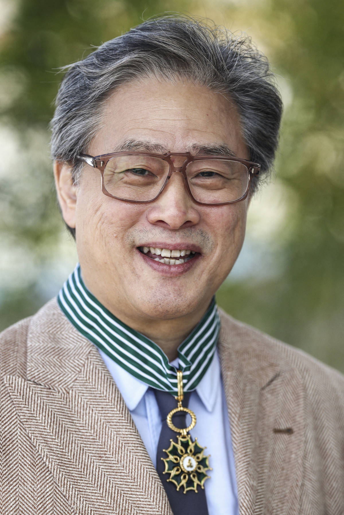 ▲제79회 칸국제영화제 심사위원장인 박찬욱 감독이 2026년 5월 17일(현지시간) 프랑스 칸에서 열린 제79회 칸국제영화제에서 프랑스 문화예술공로훈장 코망되르(Commandeur des Arts et Lettres)를 받은 뒤 포즈를 취하고 있다. (연합뉴스)