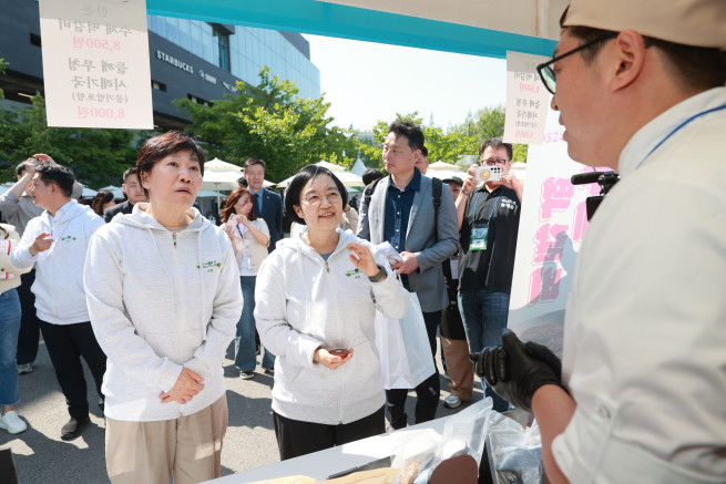 ▲한성숙 중소벤처기업부 장관과 송미령 농림축산식품부 장관이 1일 경기도 안성시 스타필드에서 열린 ‘소상공인 상생판매전’을 방문해 소상공인 부스를 둘러보고있다. (사진제공=중소벤처기업부)