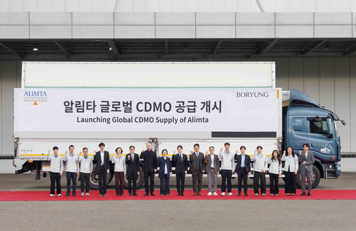 ▲보령 예산캠퍼스에서 개최된 알림타 글로벌 CDMO 공급 개시 기념 행사에서 참석자들이 사진 촬영을 진행하고 있다. (사진제공=보령)