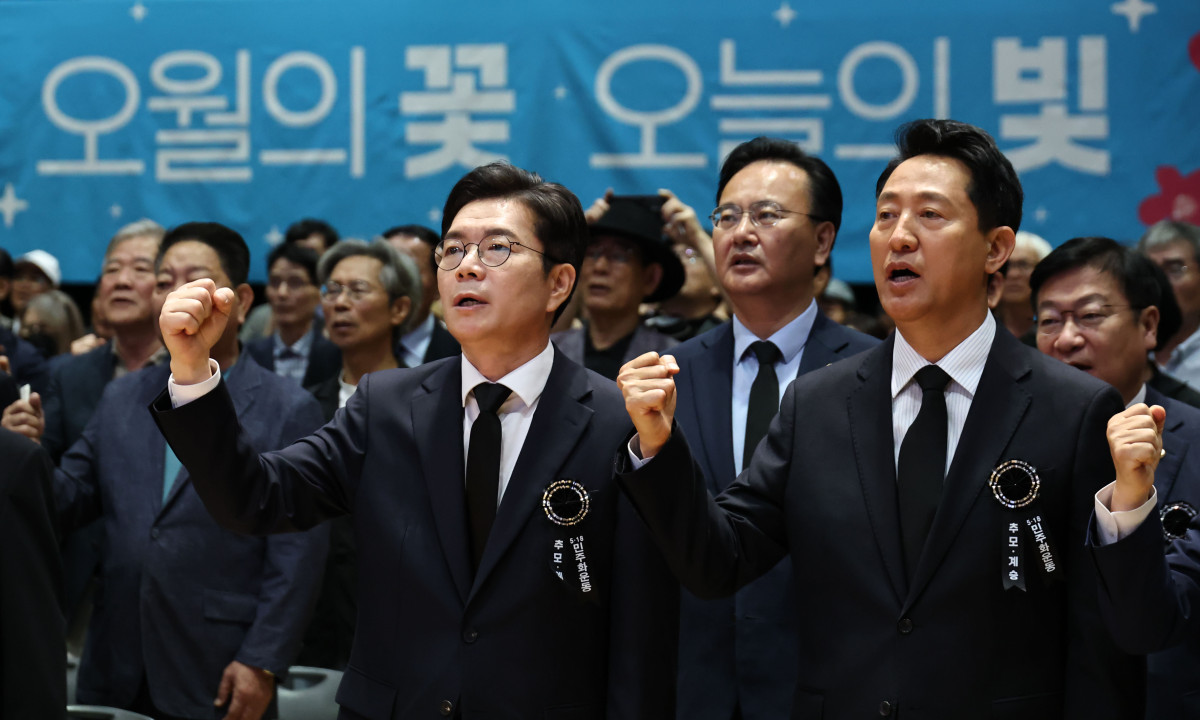 ▲더불어민주당 정원오 서울시장 후보와 국민의힘 오세훈 서울시장 후보가 18일 서울시청 본관에서 열린 5ㆍ18민주화운동 제46주년 서울기념식에서 임을 위한 행진곡을 부르고 있다. 사진=연합뉴스
