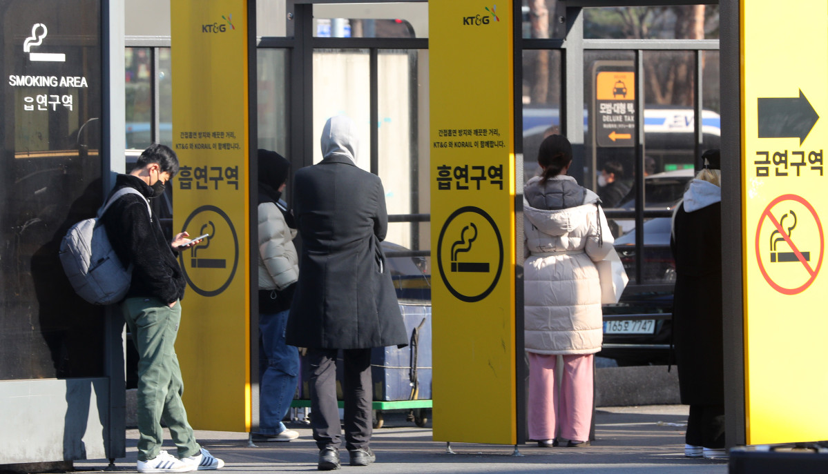 ▲서울 중구 서울역 광장 흡연구역에서 시민들이 담배를 피우고 있다. (뉴시스)