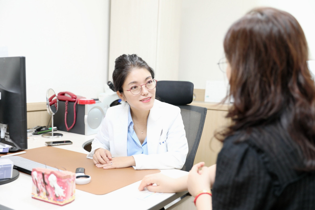 ▲김혜원 한림대강남성심병원 난치성가려움증 센터장이 환자와 상담하고 있다. (사진제공=한림대강남성심병원)