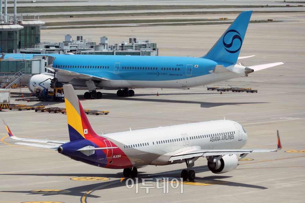 ▲중동발 지정학적 긴장 완화와 국제유가 안정세 영향으로 국제선 항공권 유류할증료가 다음 달부터 인하된다. 18일 관련 업계에 따르면 6월 국제선 항공권에는 유류할증료 27단계가 적용돼 이달보다 6단계 낮아진다. 대한항공 국제선 유류할증료도 편도 기준 최대 11만2500원 줄어들 전망이다. 이번 단계 조정에 따라 다른 국내 항공사들도 유류할증료를 순차적으로 조정할 것으로 보인다. 이날 인천국제공항 제2터미널 전망대에서 바라 본 주기장이 분주한 모습이다. 고이란 기자 photoeran@