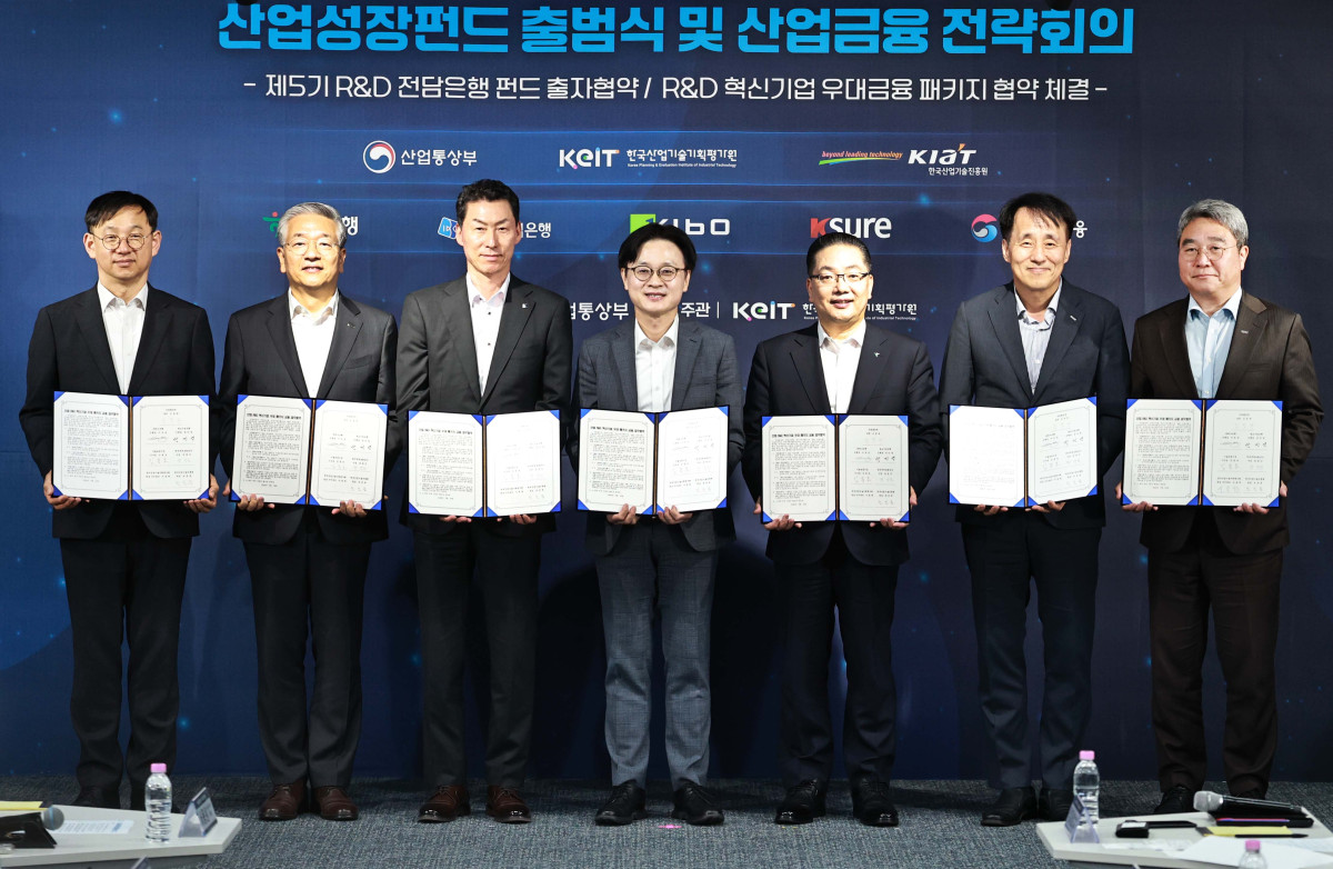 ▲김정관 산업통상부 장관(가운데)이 18일 서울 여의도 한국성장금융에서 하나은행, 중소기업은행, 기술보증기금, 한국성장금융, 테솔로, 에프알티로보틱스, 코오롱인베스트먼트, 인라이트벤처스, 한국무역보험공사 등 주요기관 관계자들과 제3기 산업성장펀드 출범식과 산업부 R&D 혁신기업 우대 패키지 금융프로그램 마련을 위한 유관기관간 업무협약을 체결한 후 기념 사진 촬영을 하고 있다. (사진제공=산업통상부)