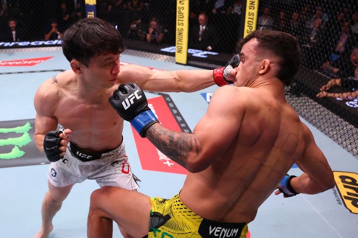 ▲최두호의 잽이 산토스에게 적중하고 있다. (사진제공=UFC)