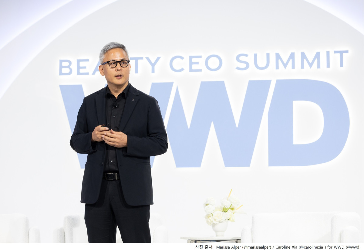 ▲‘2026 WWD Beauty CEO Summit’에서 발표 중인 김승환 아모레퍼시픽 대표이사 (사진제공=아모레퍼시픽)