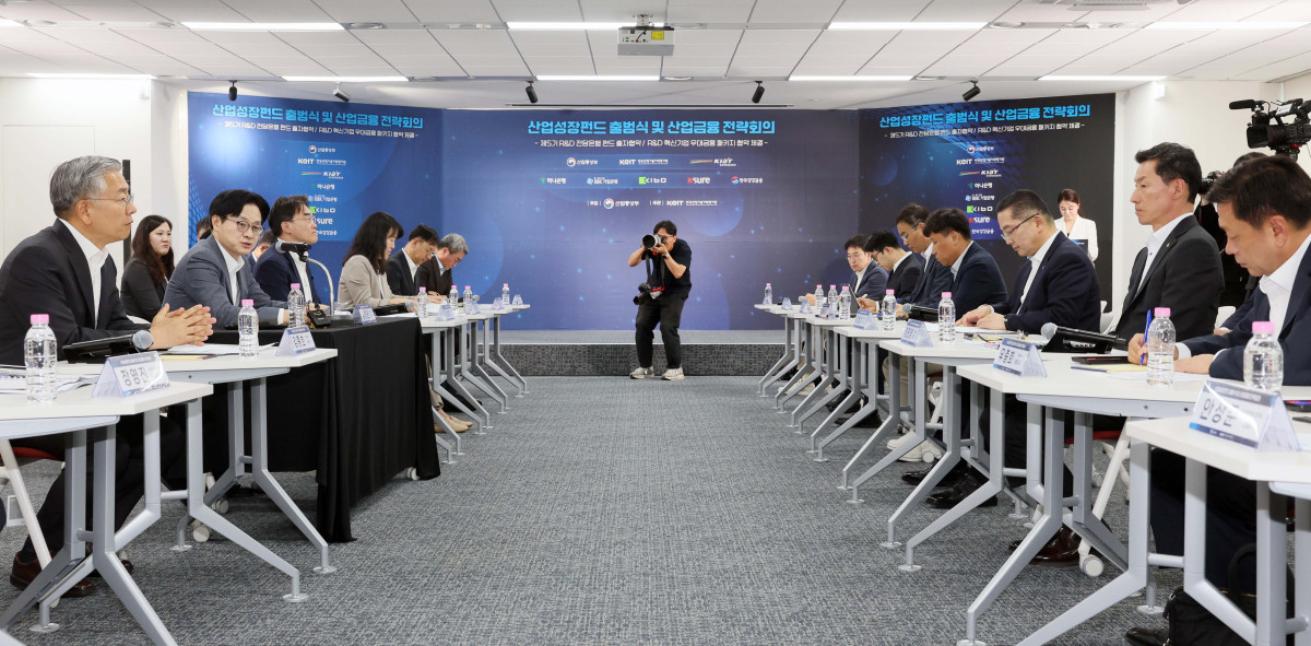 ▲김정관 산업통상부 장관이 18일 서울 여의도 한국성장금융에서 열린 산업성장펀드 조성식 및 기술금융 전략회의에서 모두발언을 하고 있다. 신태현 기자 holjjak@