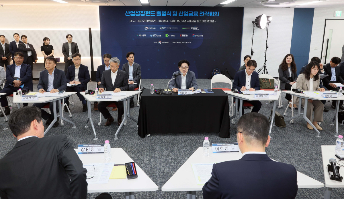 ▲김정관 산업통상부 장관이 18일 서울 여의도 한국성장금융에서 열린 산업성장펀드 조성식 및 기술금융 전략회의에서 모두발언을 하고 있다. 신태현 기자 holjjak@