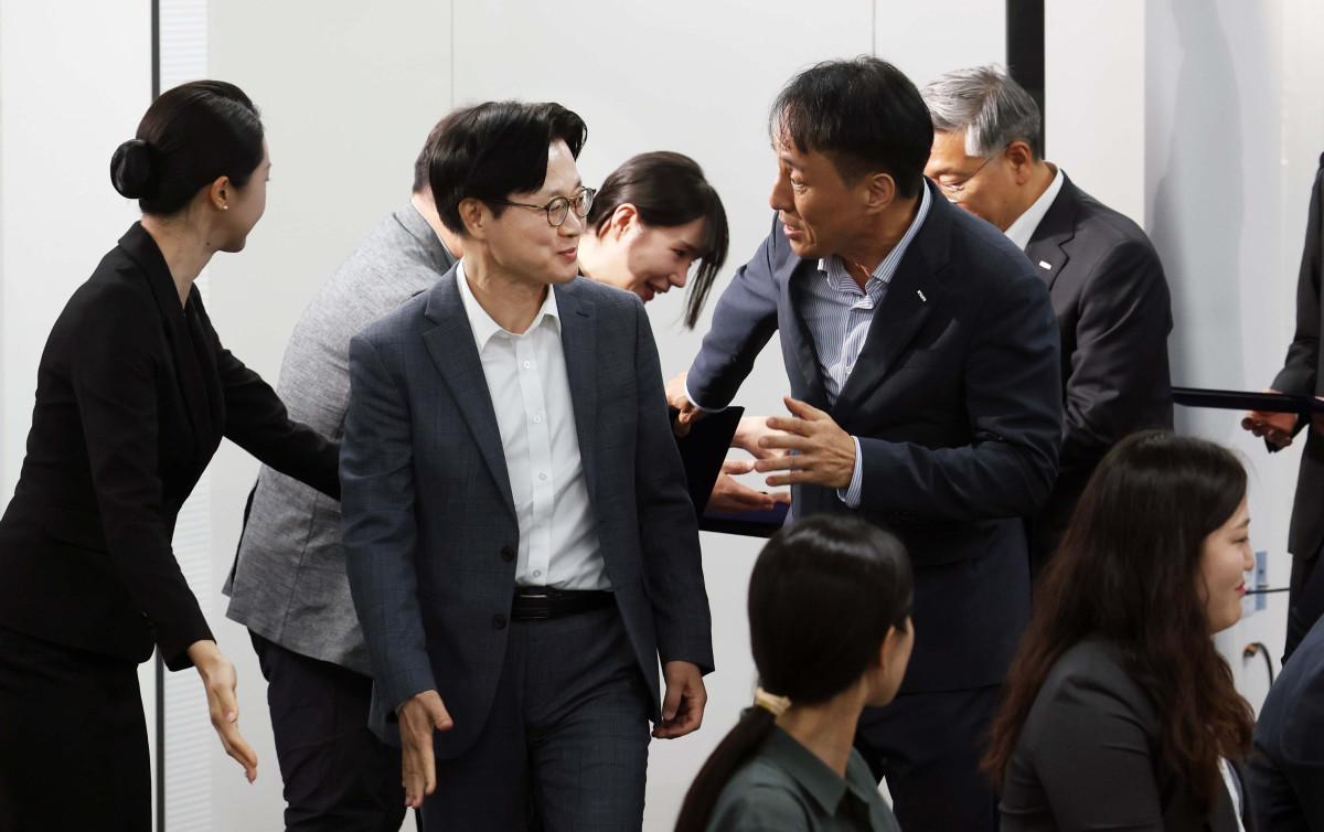 ▲김정관(왼쪽) 산업통상부 장관과 장영진 한국무역보험공사 사장이 18일 서울 여의도 한국성장금융에서 열린 산업성장펀드 조성식 및 기술금융 전략회의에 앞서 대화하고 있다. 신태현 기자 holjjak@