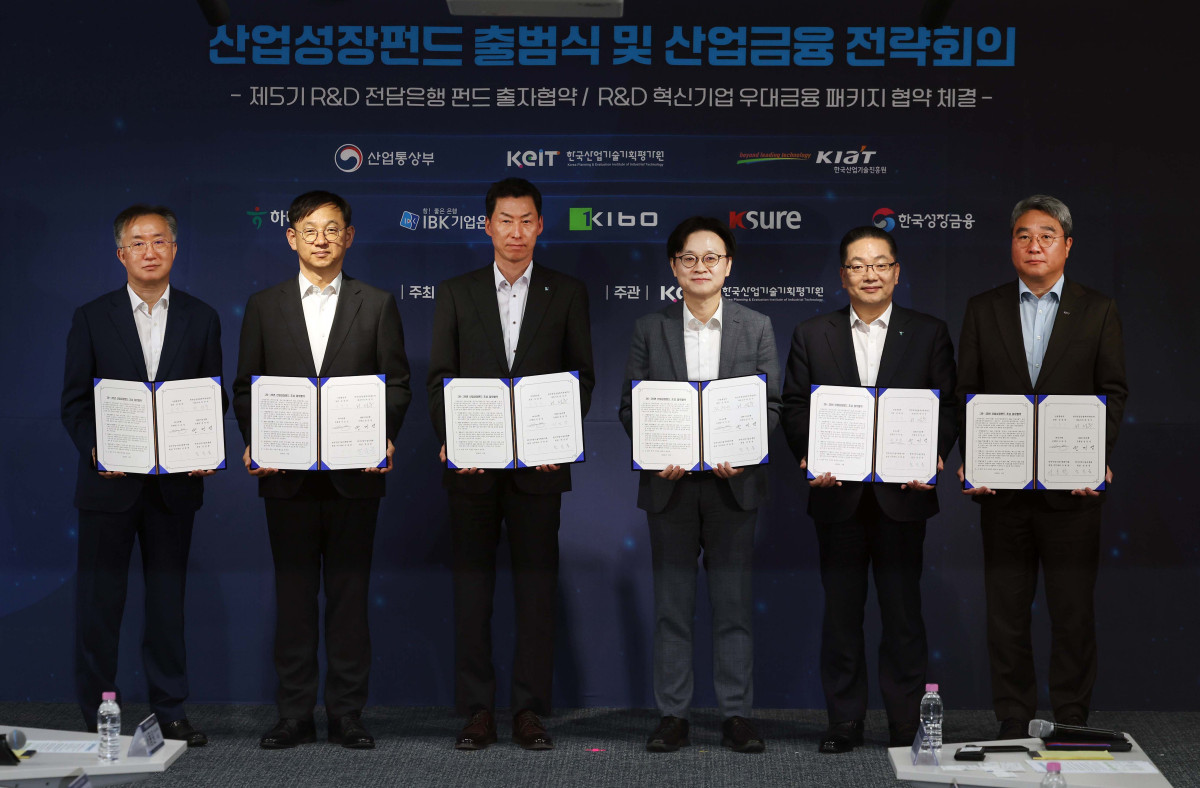 ▲18일 서울 여의도 한국성장금융에서 열린 산업성장펀드 조성식 및 기술금융 전략회의에서 김정관(오른쪽 세번째) 산업통상부 장관 등 참석자들이 산업성장펀드 출자 협약서에 서명한 뒤 기념촬영을 하고 있다. 신태현 기자 holjjak@