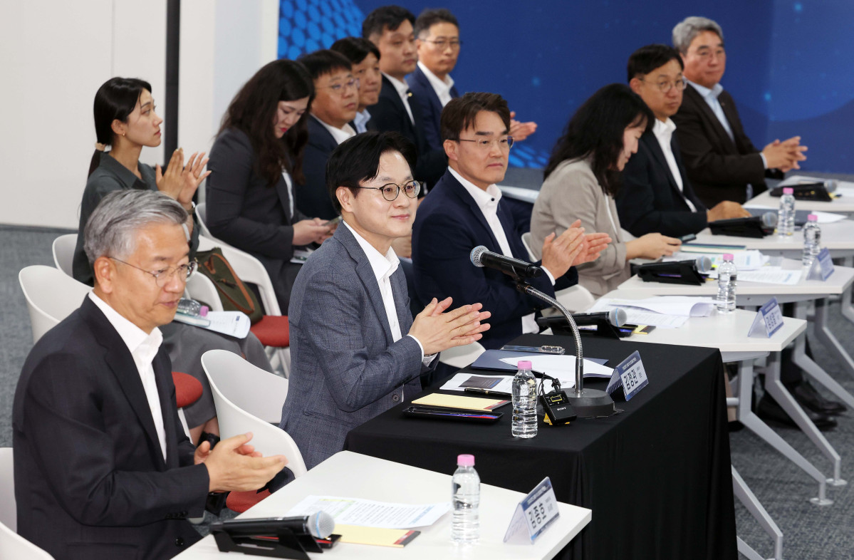 ▲김정관 산업통상부 장관이 18일 서울 여의도 한국성장금융에서 열린 산업성장펀드 조성식 및 기술금융 전략회의에서 박수치고 있다. 신태현 기자 holjjak@