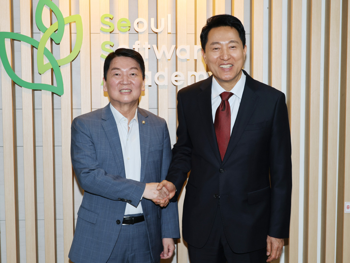 ▲오세훈 국민의힘 서울시장 후보가 18일 서울 문래동 청년취업사관학교(SeSAC) 영등포 캠퍼스를 방문해 간담회를 함께 할 안철수 의원과 인사하고 있다. (연합뉴스)