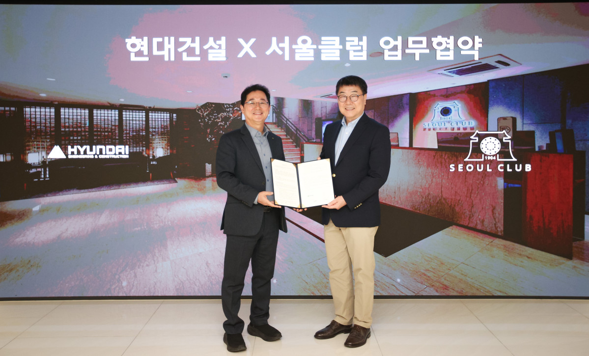 ▲이인기 현대건설 건축주택사업본부 본부장(왼쪽)과 박찬구 서울클럽 회장이 현대건설 본사에서 업무협약 기념사진을 촬영하고 있다. (사진제공=현대건설)