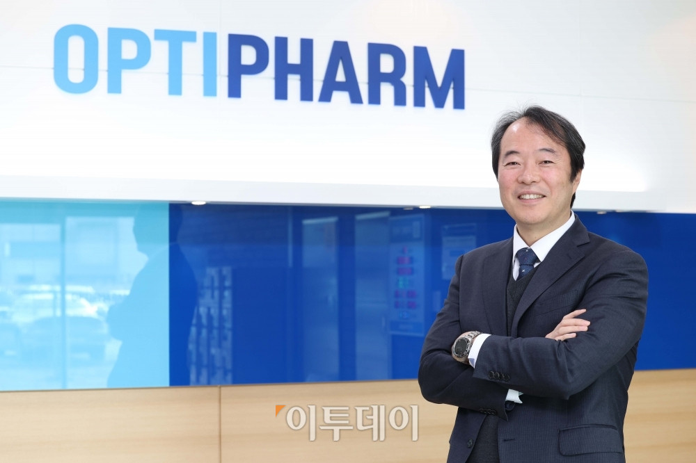 ▲김현일 옵티팜 대표가 19일 충북 청주시 옵티팜 본사에서 이투데이와 인터뷰에 앞서 포즈를 취하고 있다. 신태현 기자 holjjak@ (이투데이DB)