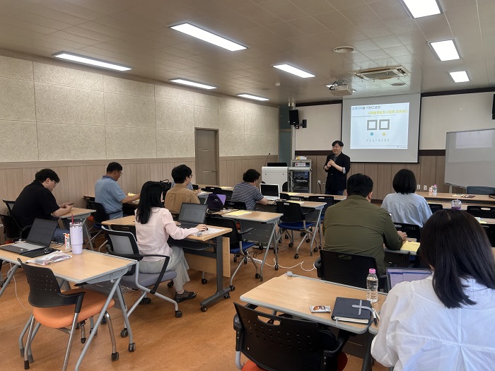 ▲장수군에서 열린 ‘시군구 연고산업 인식개선 교육’ 참석자들이 강사의 강의를 듣고 있다. (사진제공=전북테크노파크)