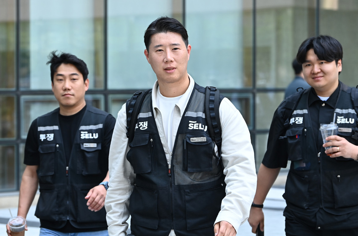 ▲최승호 초기업노조 삼성전자지부 위원장이 13일 경기 수원시 영통구 수원지방법원에서 열린 삼성전자 노조 위법 쟁의행위 금지 가처분 신청 2차 심문을 마친 뒤 법원을 나서고 있다. (뉴시스)