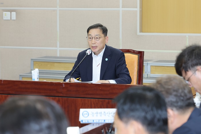 ▲노홍석 전북특별자치도지사 권한대행이 전북도청에서 열린 간부회의를 주재하며 민선 9기 출범 준비와 2027년 국가예산 확보 등 주요 현안을 점검하고 있다. (사진제공=전북특별자치도)