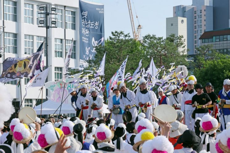 ▲5·18 민주화운동 46주기를 하루 앞두고 최근 광주 동구 옛 전남도청 앞 5·18민주광장에서 전야제가 열리고 있다. (사진제공=연합뉴스)