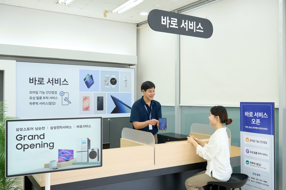 ▲삼성전자서비스 엔지니어가 바로 서비스 매장에 방문한 고객을 응대하는 모습 (사진제공-삼성전자서비스)