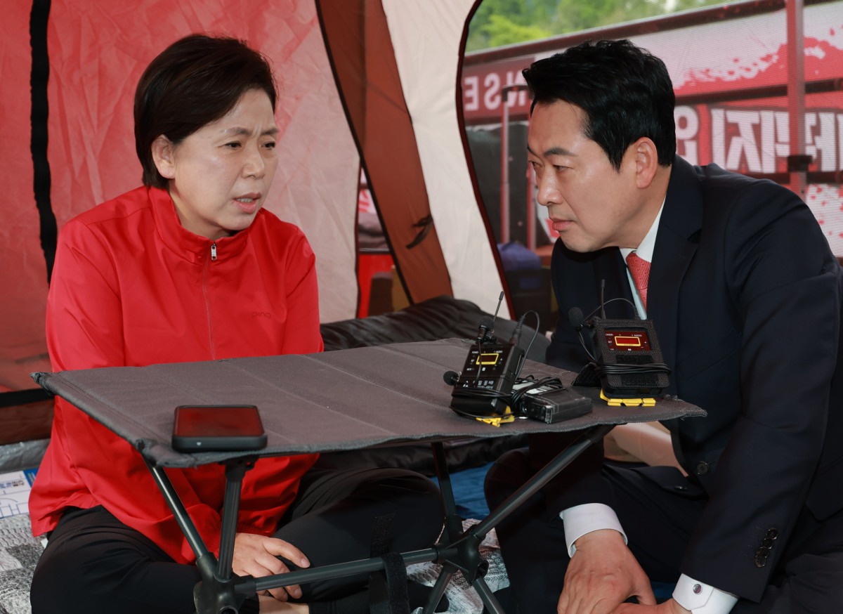 ▲국민의힘 상임선거대책위원장인 장동혁 대표가 19일 경기도 삼성전자 평택캠퍼스에서 삼성전자 노사 대타협을 촉구하며 단식하는 국민의힘 양향자 경기도지사 후보와 대화하고 있다. (연합뉴스)