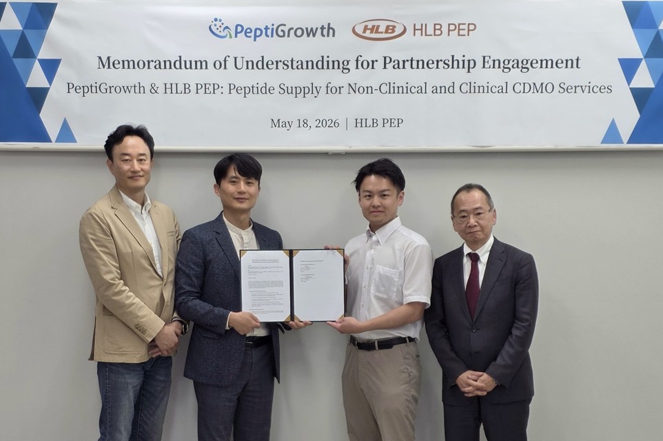 ▲18일 광주광역시 HLB펩 본사에서 열린 HLB펩과 일본 펩타이드 전문기업 ‘펩티그로스(PeptiGrowth)’의 업무협약식에서 심경재 HLB펩 대표(왼쪽 두 번째)와 펩티그로스 관계자들이 기념촬영을 하고 있다, (사진제공=HLB그룹)