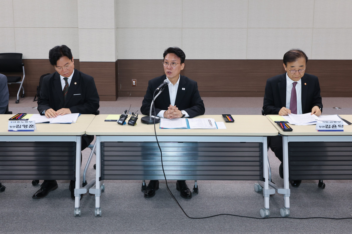 ▲김민석 국무총리가 19일 전북 군산 새만금개발청에서 열린 새만금 전북 대혁신 TF 3차회의에서 모두발언을 하고 있다. 왼쪽은 김영훈 고용노동부 장관, 오른쪽은 김윤덕 국토교통부 장관. (연합뉴스)
