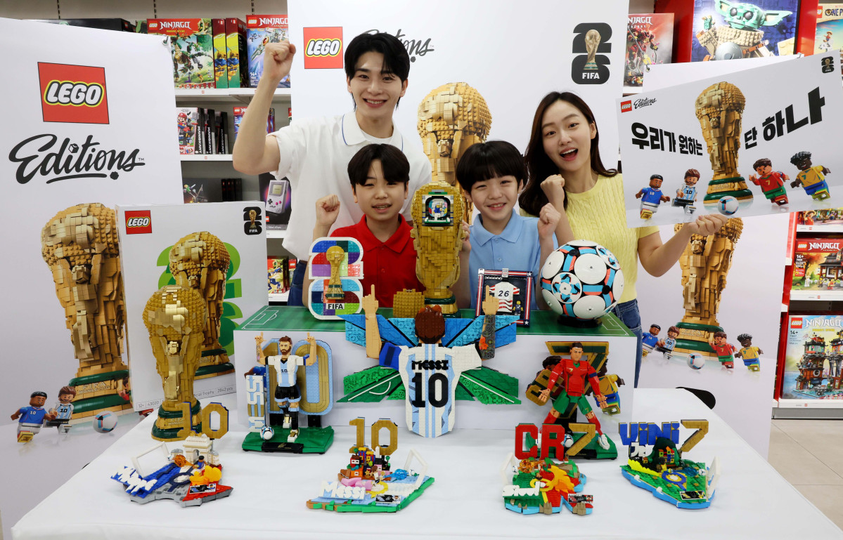 ▲레고코리아가 19일 서울 용산구 아이파크몰 레고스토어 용산점에서 ‘레고 에디션 FIFA 월드컵 공식 트로피(43020)’ 등 신제품을 선보이고 있다. 레고코리아가 ‘26 FIFA 월드컵’을 앞두고 축구를 테마로 출시한 레고 에디션 신제품 11종은 공식 트로피부터 리오넬 메시, 크리스티아누 호날두, 킬리안 음바페, 비니시우스 주니오르 등 세계적인 축구선수 4인과의 협업 제품 등으로 구성됐다. 신태현 기자 holjjak@