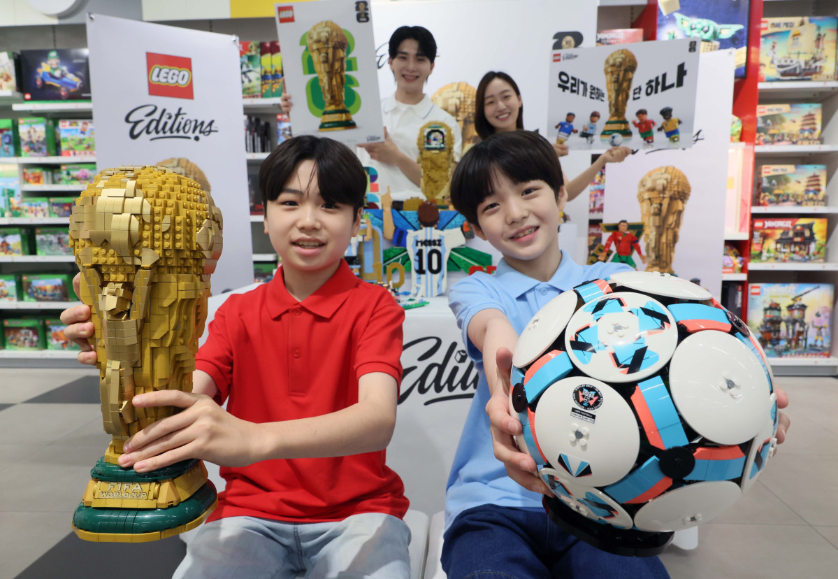 ▲레고코리아가 19일 서울 용산구 아이파크몰 레고스토어 용산점에서 ‘레고 에디션 FIFA 월드컵 공식 트로피(43020)’ 등 신제품을 선보이고 있다. 레고코리아가 ‘26 FIFA 월드컵’을 앞두고 축구를 테마로 출시한 레고 에디션 신제품 11종은 공식 트로피부터 리오넬 메시, 크리스티아누 호날두, 킬리안 음바페, 비니시우스 주니오르 등 세계적인 축구선수 4인과의 협업 제품 등으로 구성됐다. 신태현 기자 holjjak@