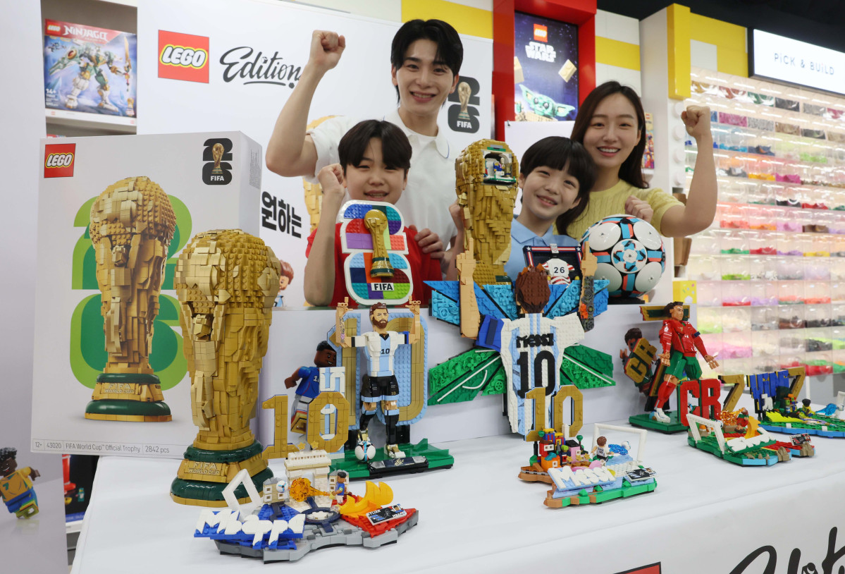 ▲레고코리아가 19일 서울 용산구 아이파크몰 레고스토어 용산점에서 ‘레고 에디션 FIFA 월드컵 공식 트로피(43020)’ 등 신제품을 선보이고 있다. 레고코리아가 ‘26 FIFA 월드컵’을 앞두고 축구를 테마로 출시한 레고 에디션 신제품 11종은 공식 트로피부터 리오넬 메시, 크리스티아누 호날두, 킬리안 음바페, 비니시우스 주니오르 등 세계적인 축구선수 4인과의 협업 제품 등으로 구성됐다. 신태현 기자 holjjak@