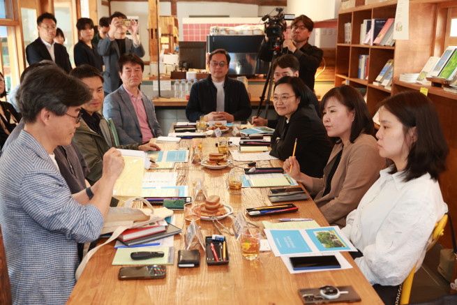 ▲한성숙 중소벤처기업부 장관이 18일 충청남도 공주시 지역서점 ‘오래된 질문’에서 열린 ‘동네책방 간담회’에서 애로사항을 청취하고있다. (사진제공=중소벤처기업부)