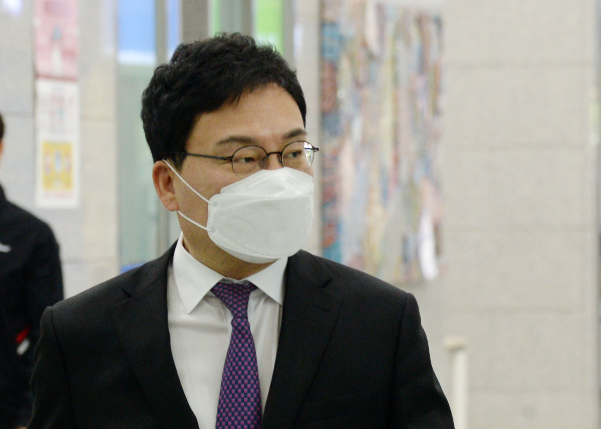▲이상직 전 의원이 2021년 4월 27일 구속 전 피의자 심문(영장실질심사)을 받기 위해 전북 전주시 전주지방법원으로 들어서고 있다. (뉴시스)