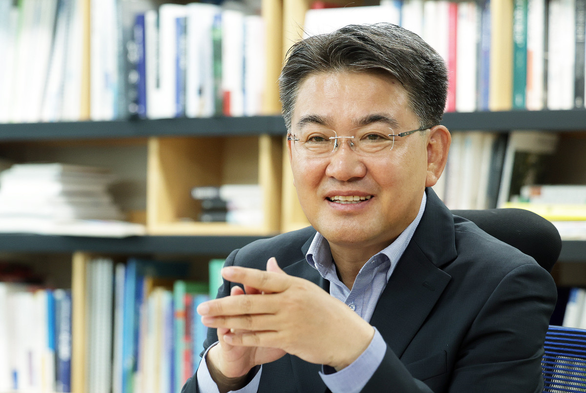 ▲오승록 노원구청장이 19일 서울 노원구 구청장실에서 본지와 인터뷰를 진행하고 있다. (사진 제공 = 서울특별시 노원구)