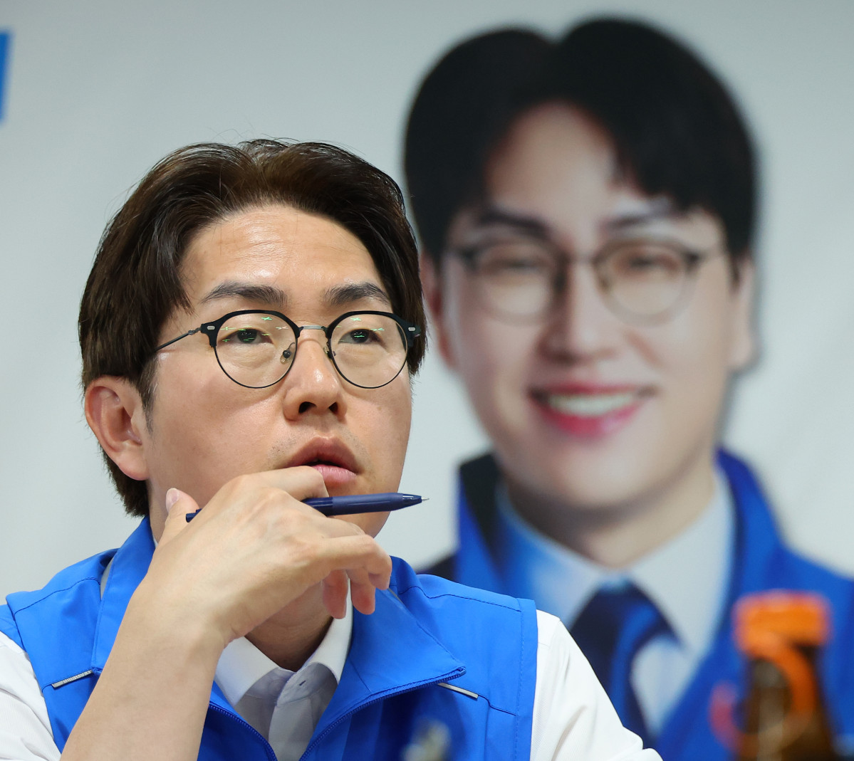 ▲하정우 더불어민주당 부산 북구갑 국회의원 보궐선거 후보가 19일 오전 부산 북구 선거사무소에서 부산 AI기업 간담회를 갖고 있다. (연합뉴스)