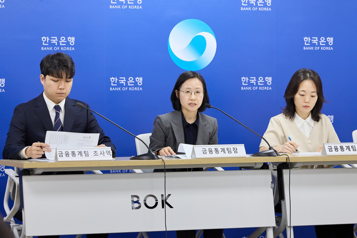 ▲19일 오전 서울 중구 한국은행에서 열린 2026년 1/4분기 가계신용(잠정) 설명회사진 왼쪽부터 주성훈 금융통계팀 조사역, 이혜영 금융통계팀장, 배지현 금융통계팀 과장 (사진제공=한국은행)