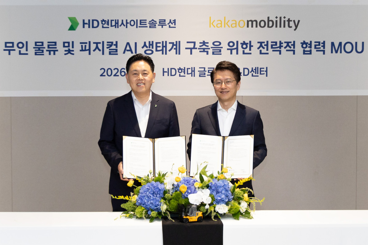 ▲19일 (사진 왼쪽) HD현대사이트솔루션 송희준 대표와 카카오모빌리티 류긍선 대표는 차세대 무인 물류 및 피지컬 AI 생태계 구축’을 위한 업무 협약을 체결한 후 기념사진을 촬영하고 있다. (사진제공=카카오모빌리티)